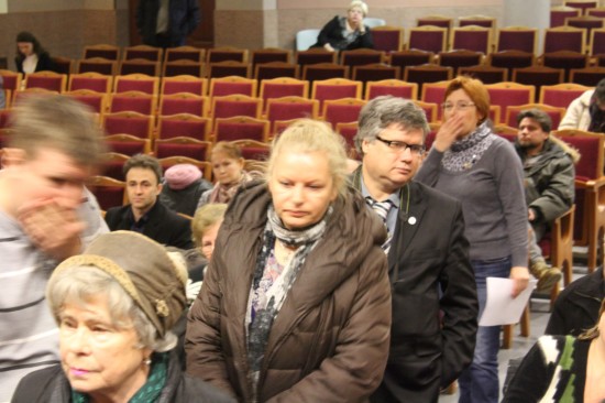 Депутаты МО "Купчино" Светлана Шуваева и Константин Ершов ждут своей очереди высказаться